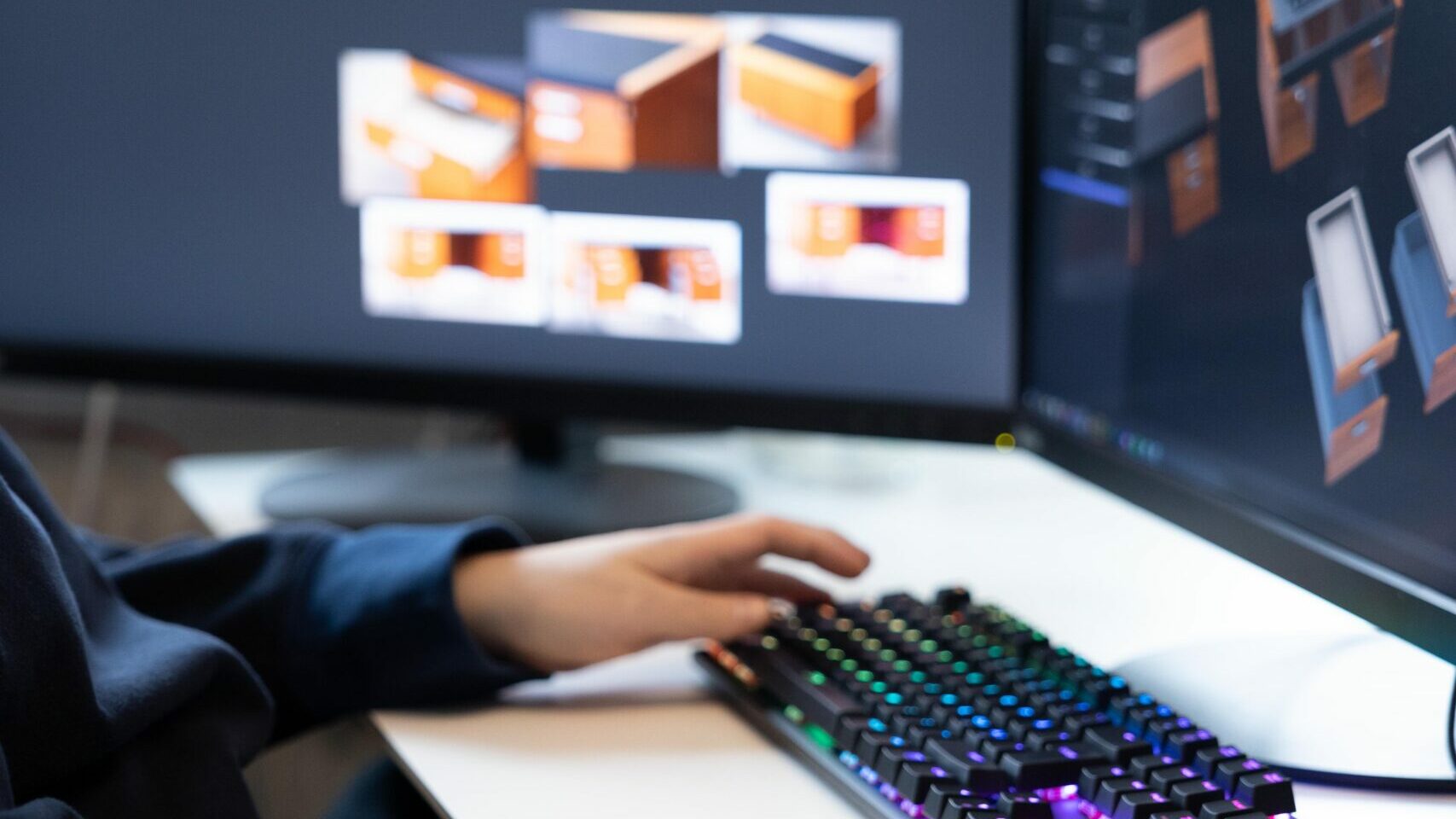 en hand som skriver på ett tangentbord och 3d skisser på skärmar i bakgrunden