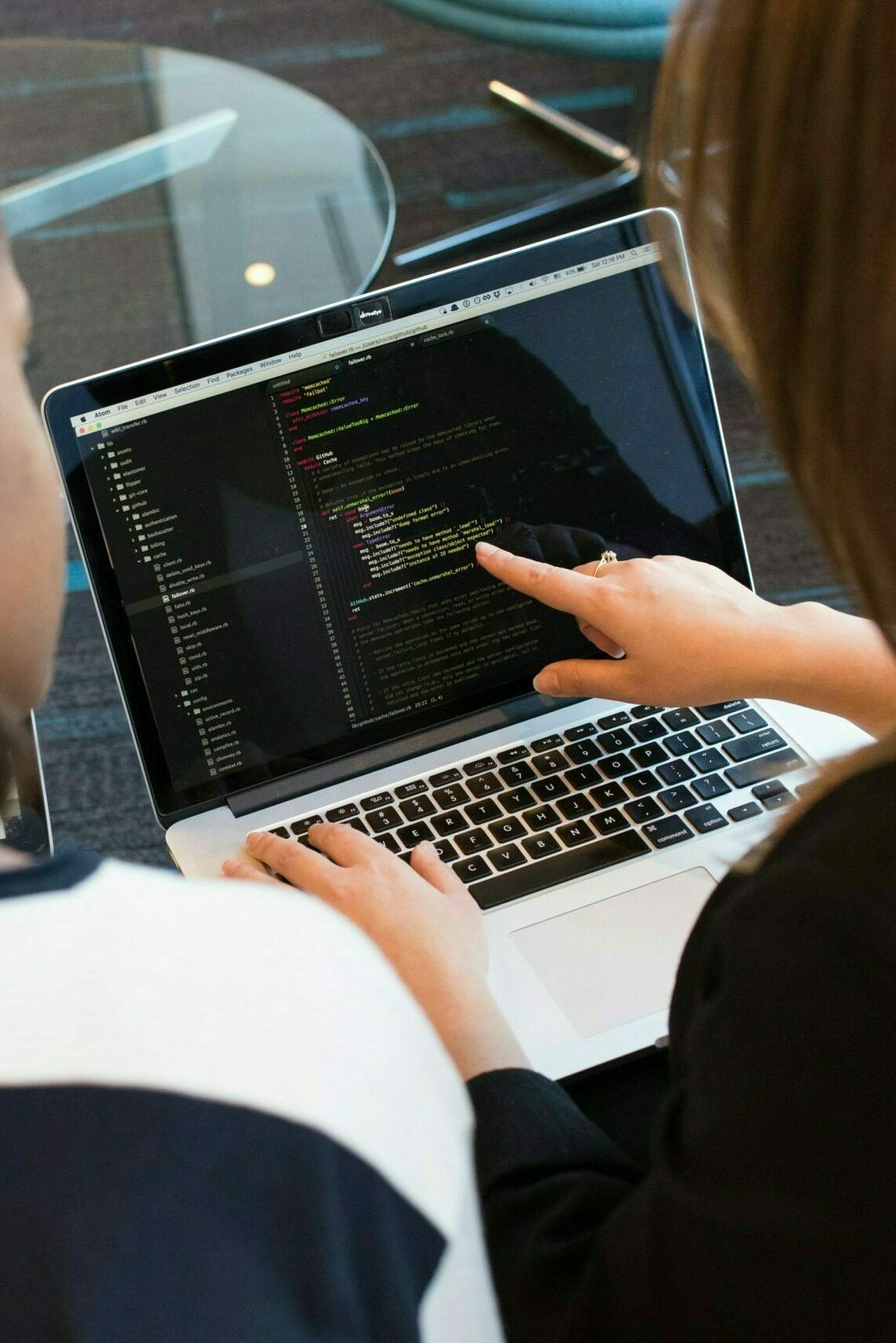 ai-utveckling. två kvinnor framför skärm ai-utveckling. två kvinnor framför skärm som diskuterar kod